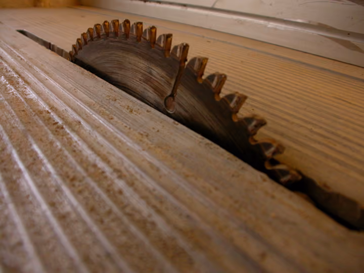Holzbearbeitung in der Werkstatt