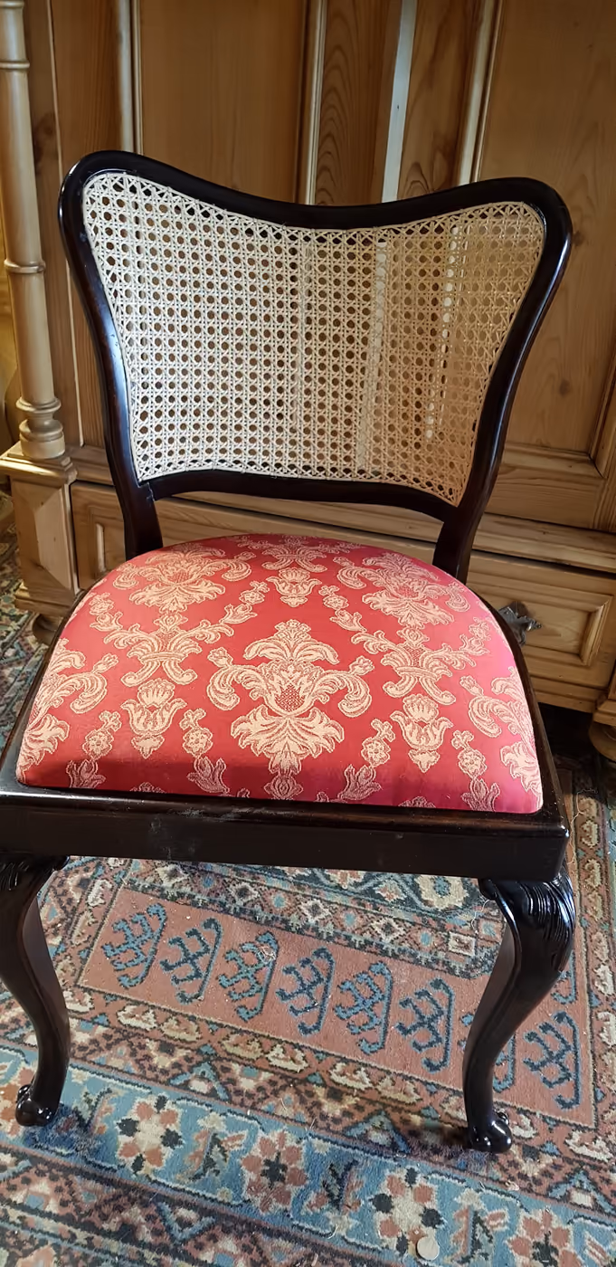 Stuhl mit Geflechtlehne und Polstersitz