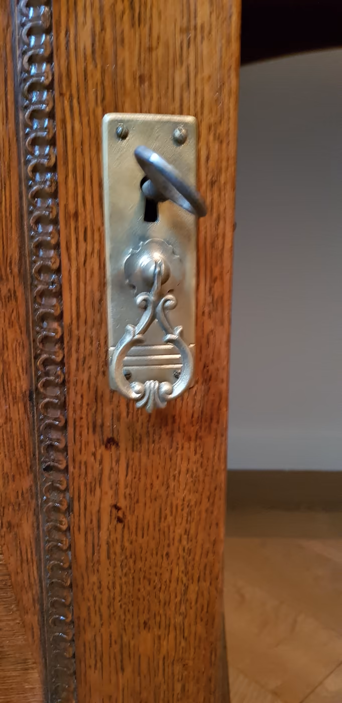 Schlüsselschild an einer Schranktür