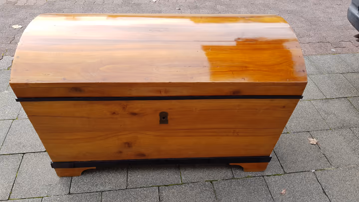 Truhe mit gewölbtem Deckel