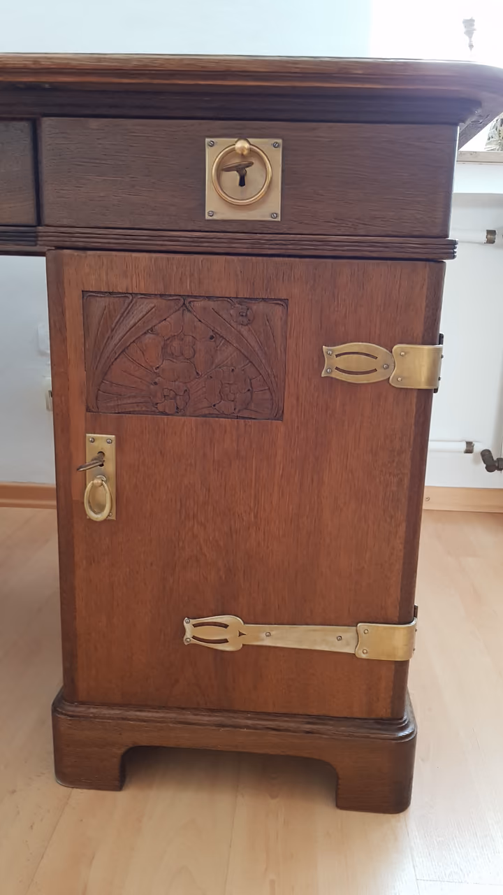 Kleiner Schrank mit Messingbeschlägen