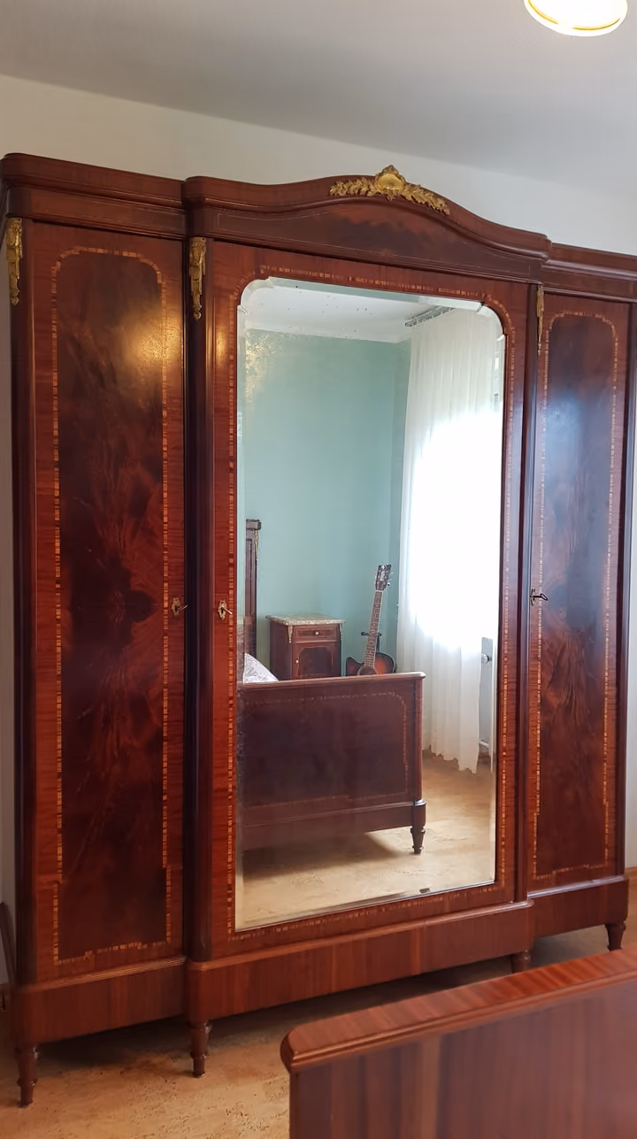 Kleiderschrank mit Spiegeltür