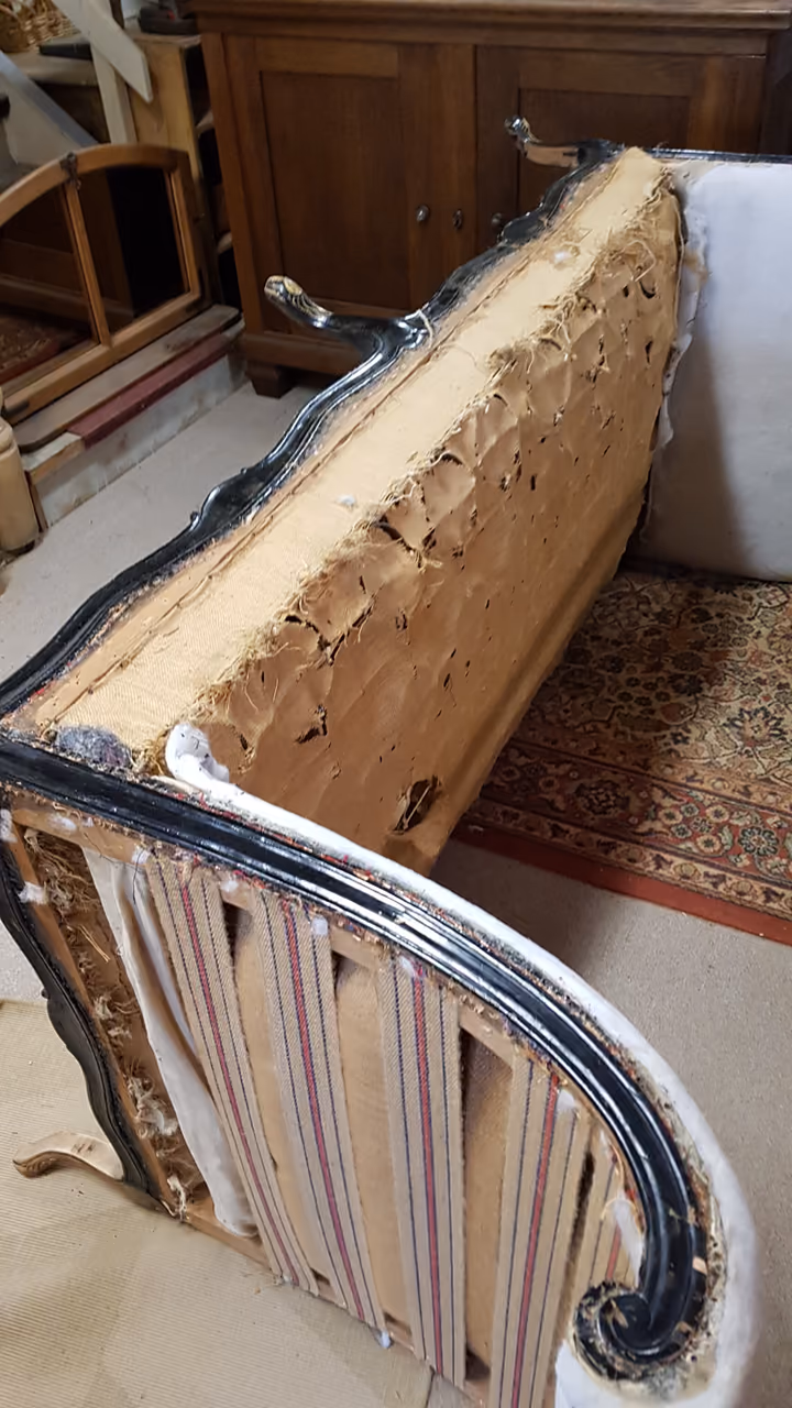 Sofa während der Polsterarbeit