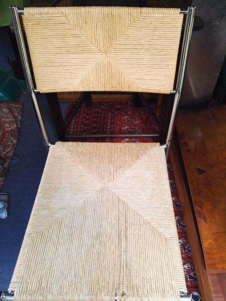 Stuhl mit Schnurgeflecht