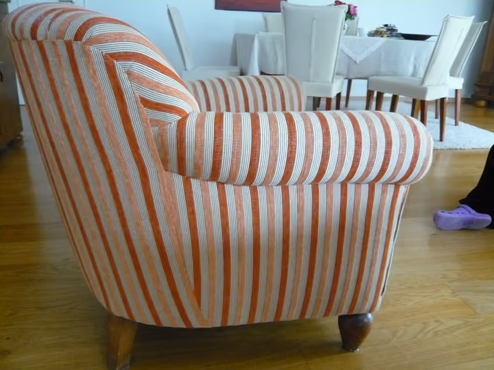 Sessel mit gestreiftem Bezug