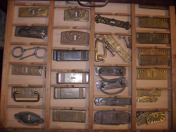 Sammlung alter Beschläge und Schlösser